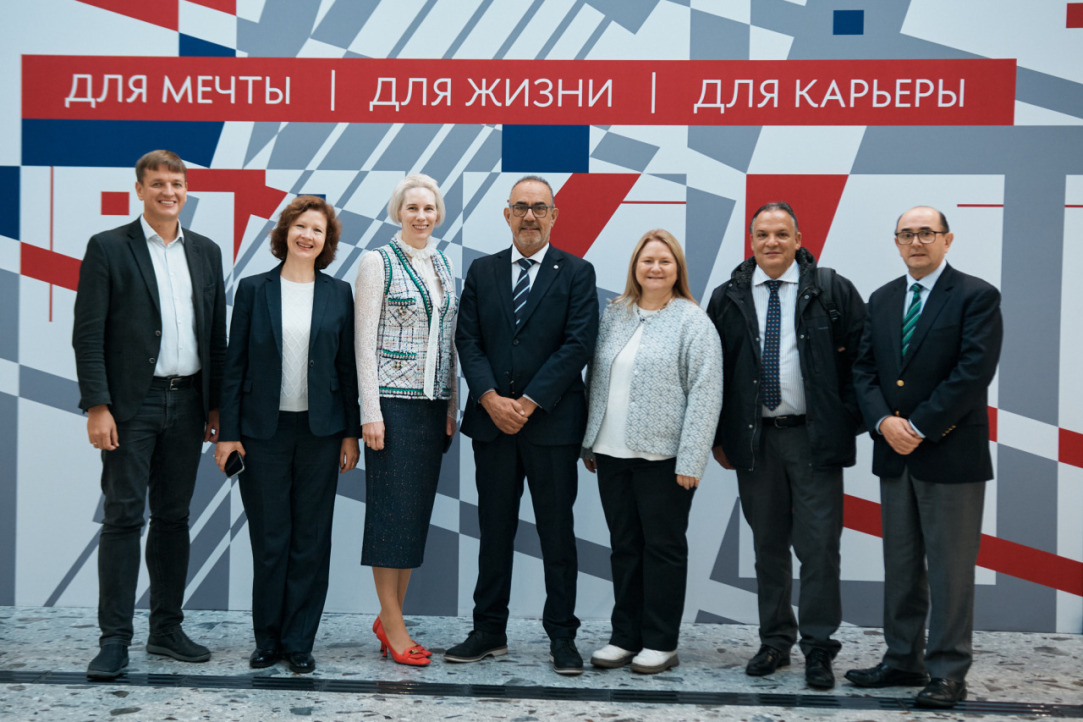 Illustration for news: Latin America in Focus: HSE University–St Petersburg and Chilean University Discuss Launch of Digital Professors Programme